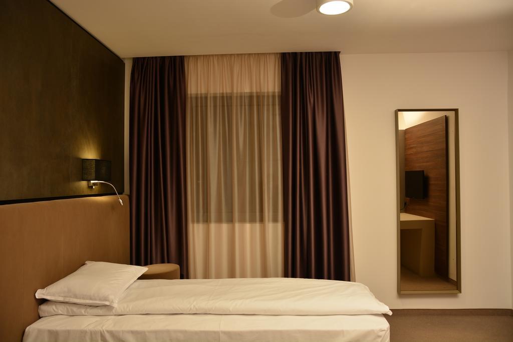 Lux Divina 3*
