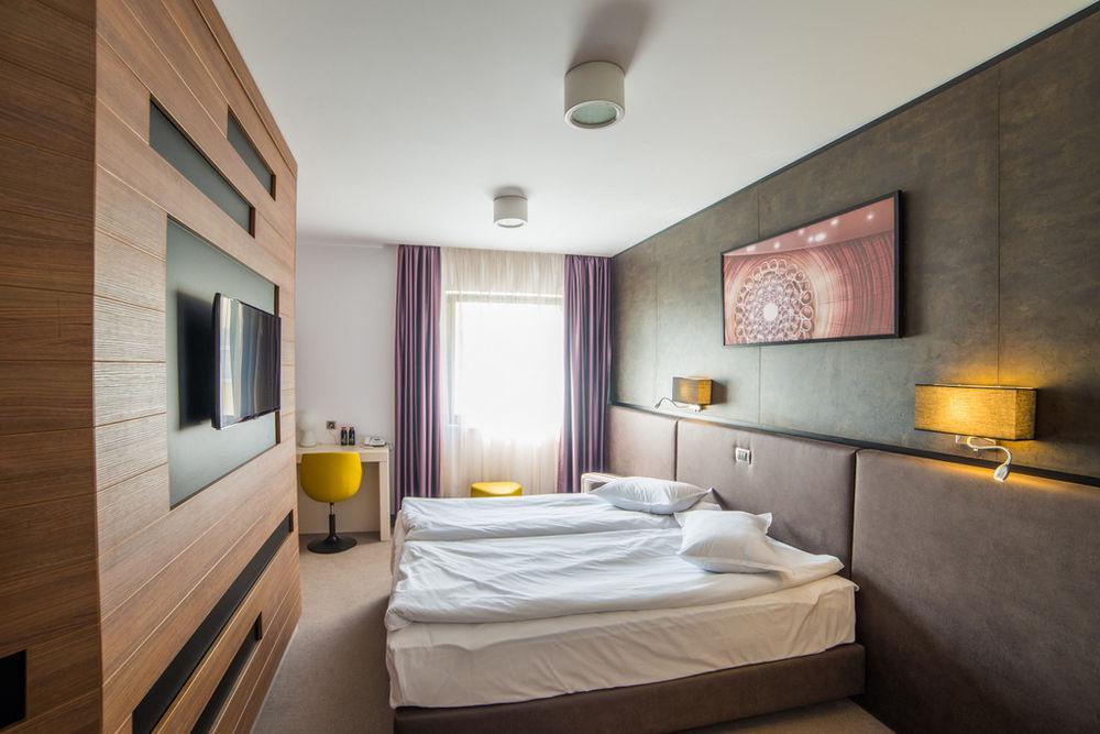 Lux Divina 3*